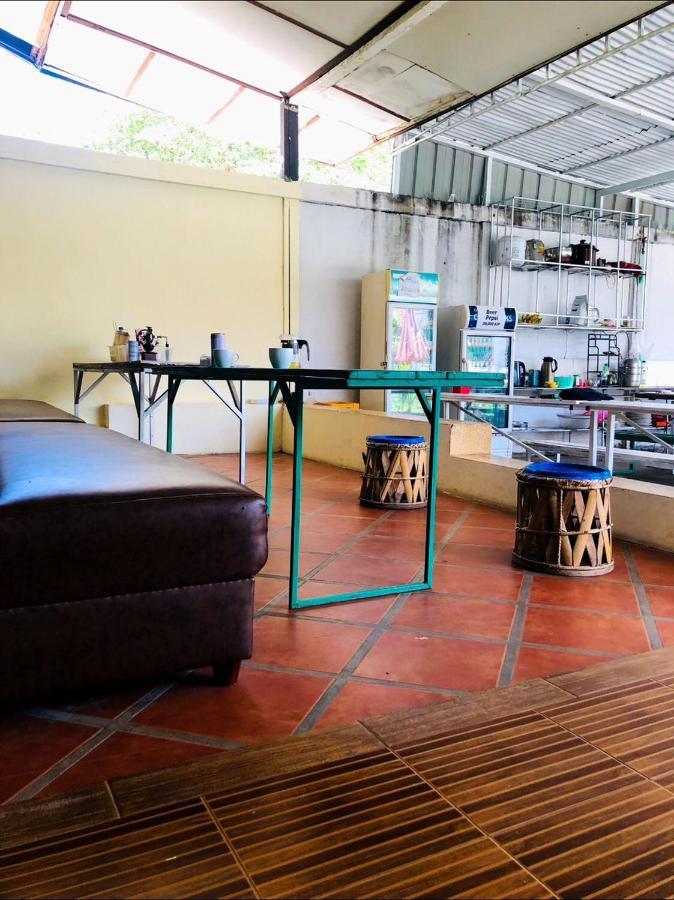 Vernice Backpacker Hostel Vientiane Bagian luar foto